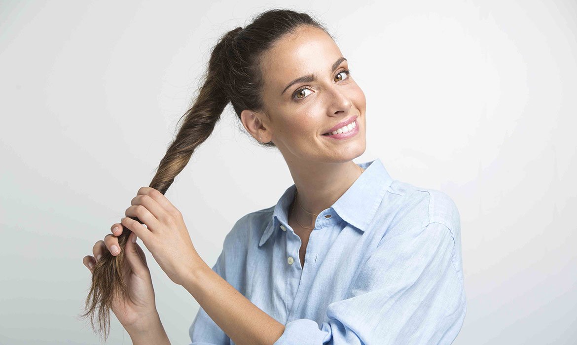 Una vez hecha la coleta el segundo paso de un moño fácil y rápido es enroscar. Aplica unas gotitas del Aceite Extraordinario Universal de L’Oréal Paris para hidratar tus puntas a tope.